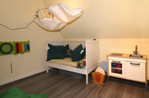 Kinderkueche+Sofa-910x600-300dpi